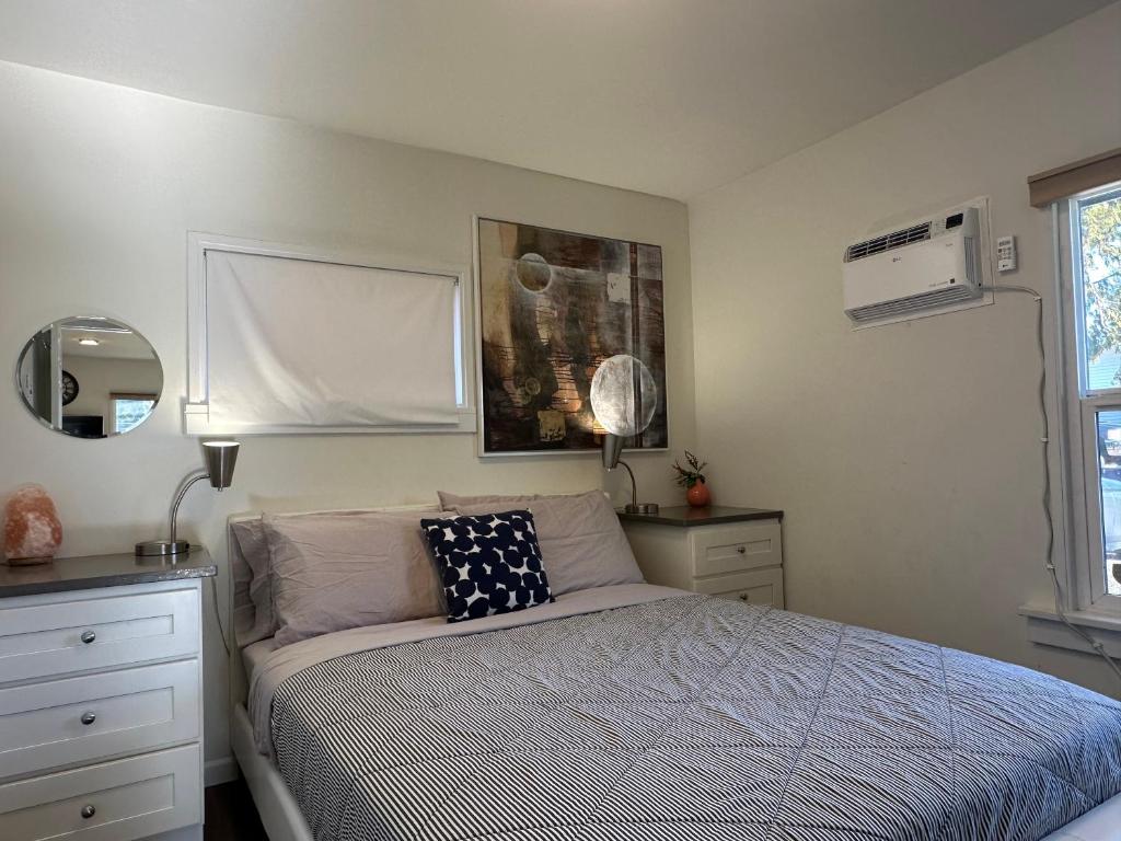 Cozy Home Conveniently Located with King Bed photo 4