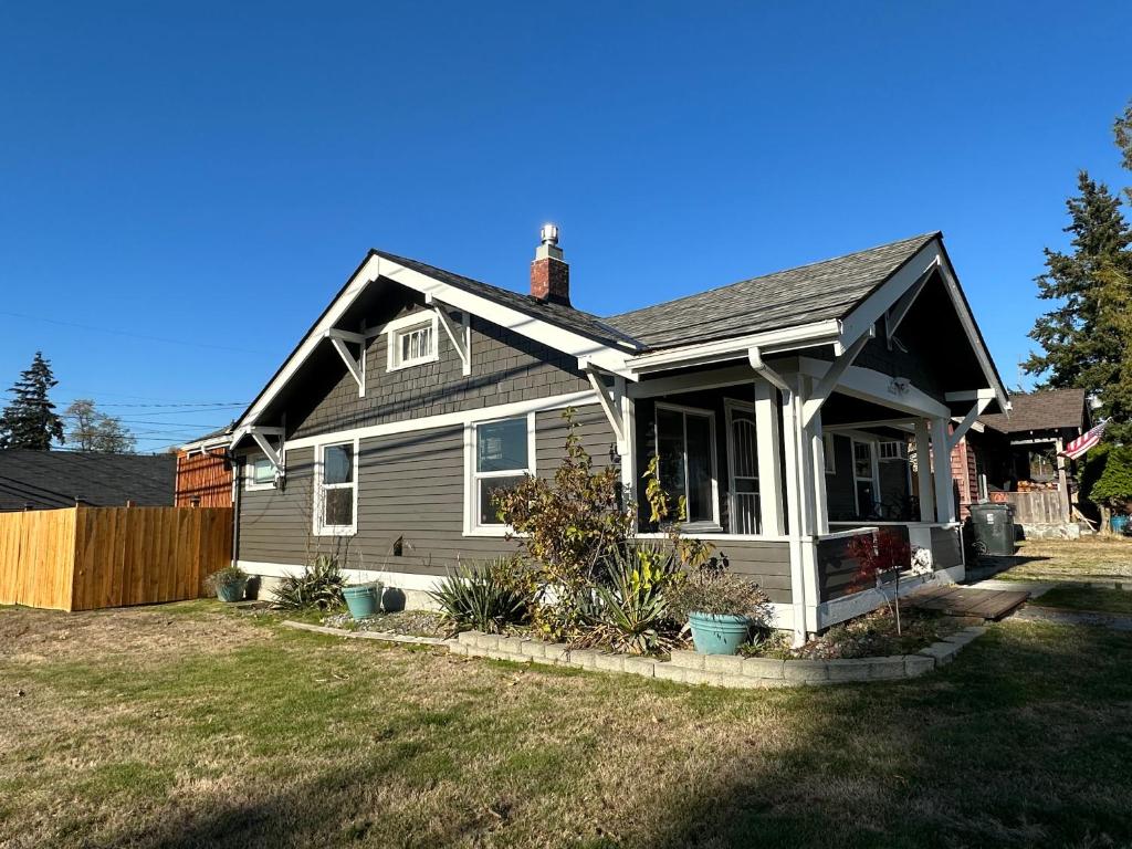 Cozy Home Conveniently Located with King Bed photo 2