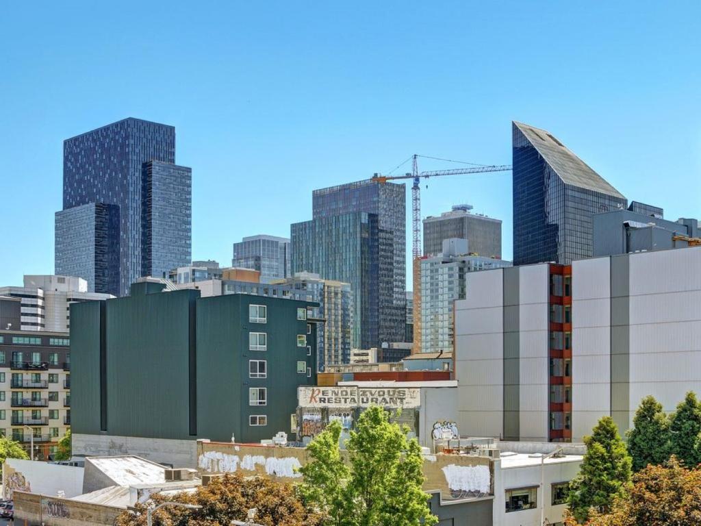 City Water View Oasis with Pool & Gym near Cruise in Heart of Seattle photo 3