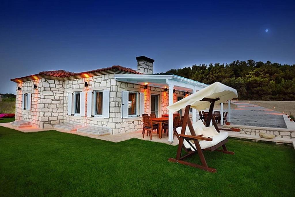 Dreamy Villa near Beach with Backyard in Bozcaada photo 1