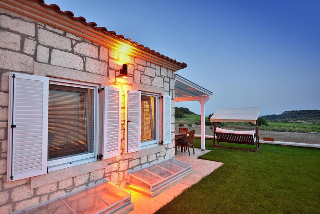 Lovely Villa with Backyard in Bozcaada near Beach photo 1