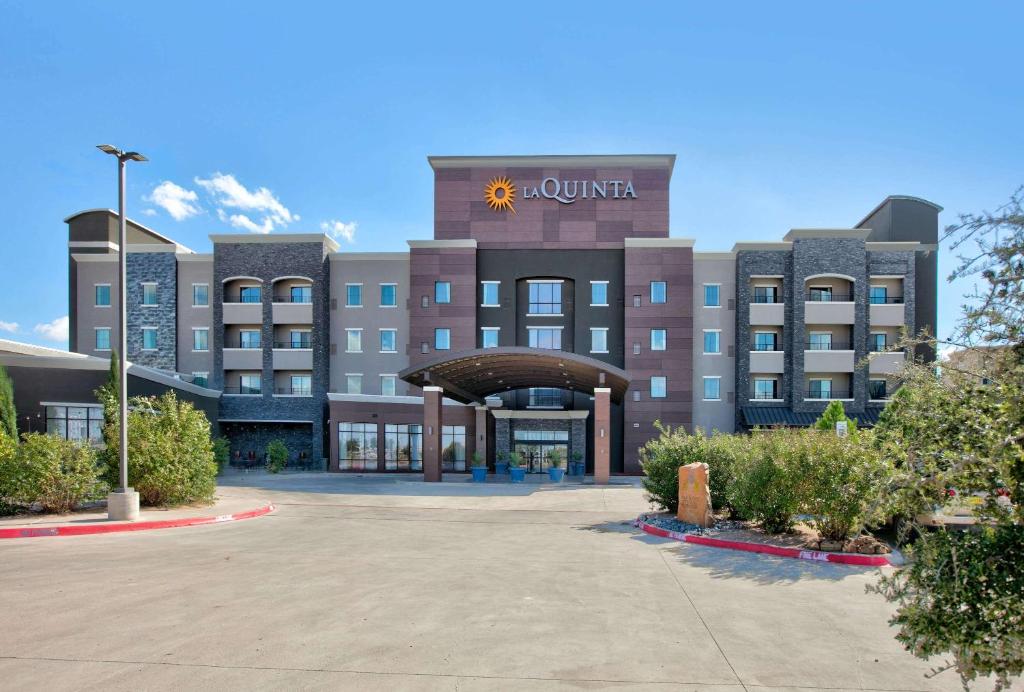 La Quinta Inn & Suites by Wyndham Lubbock Southwest image
