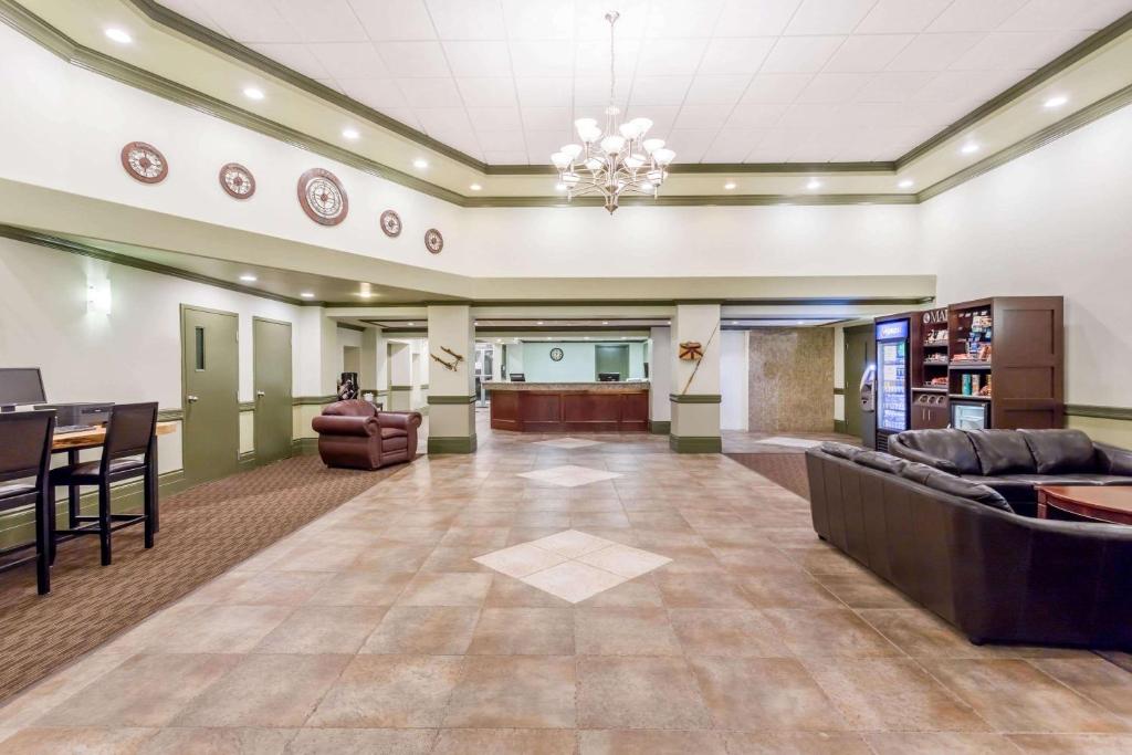 Ramada by Wyndham Hinton photo 1