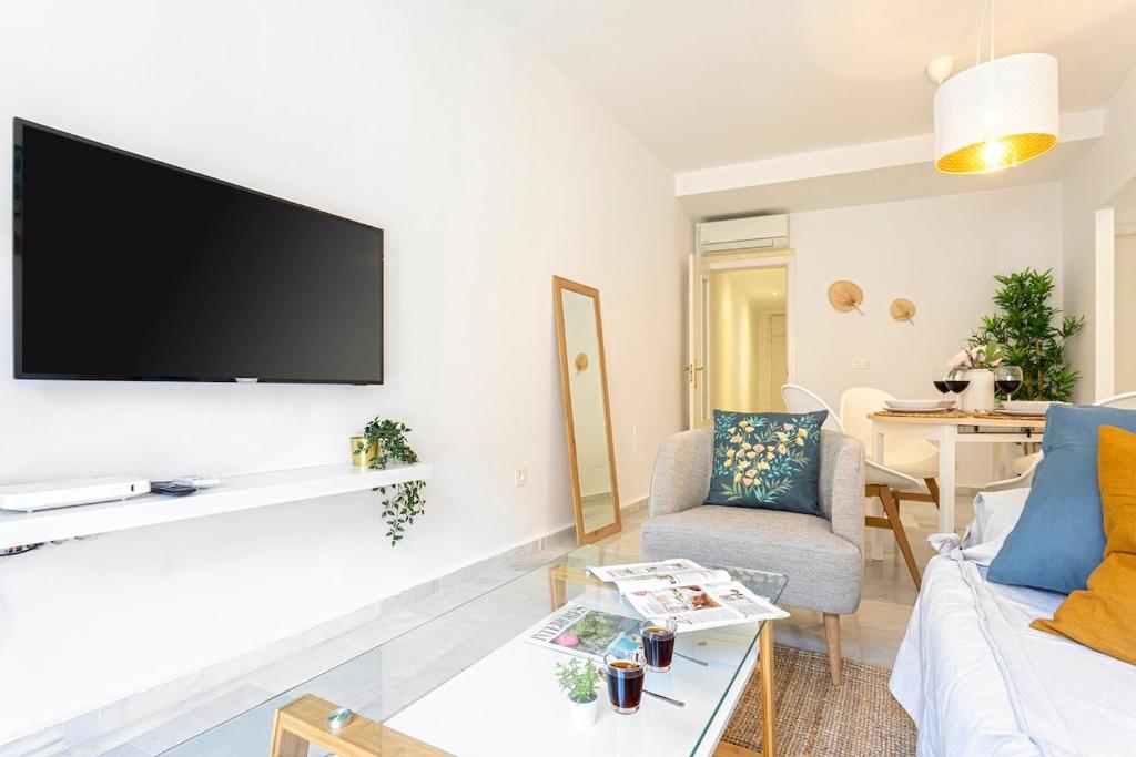 -MalagaSunApts-Comfy&Central Free Parking - Tap to explore photos