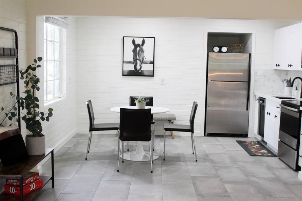 Remodeled Modern Ground Level Apt Blocks to Dwntn - B - Tap to explore photos