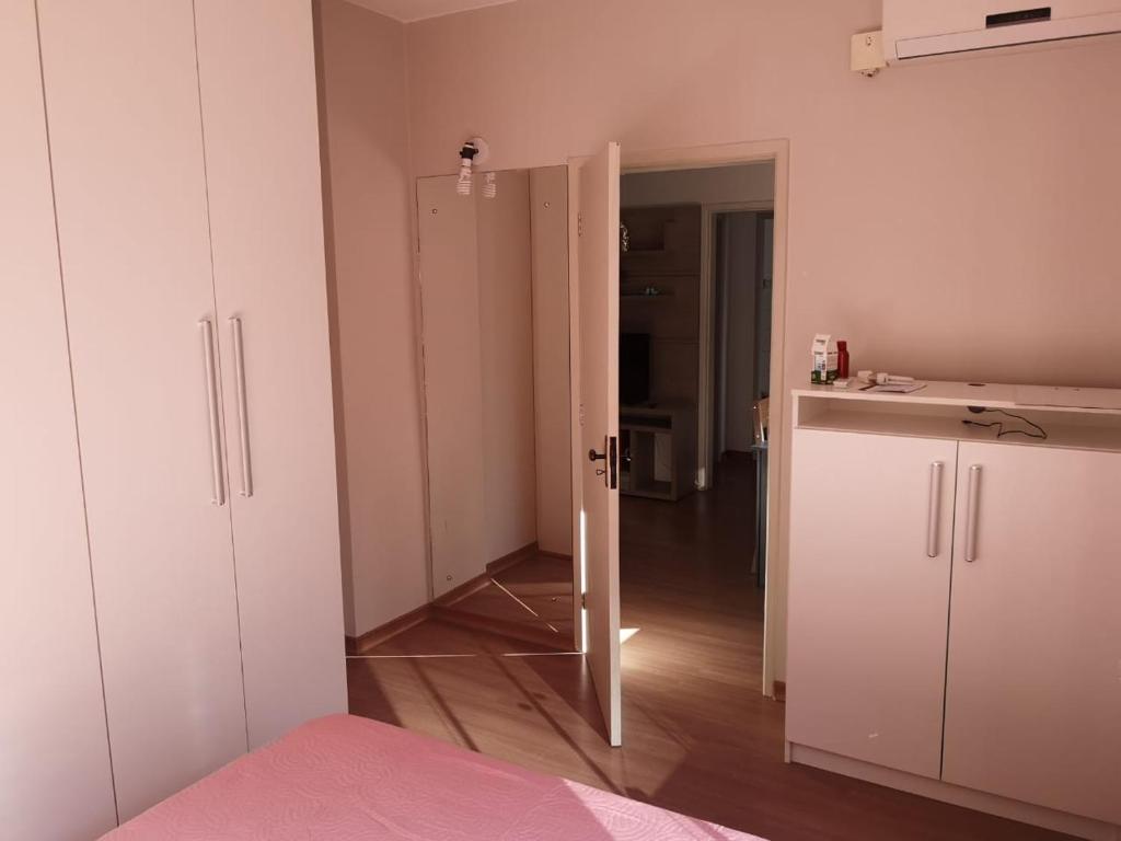Ensolarado e espaçoso quarto/sala no coração de POA photo 2