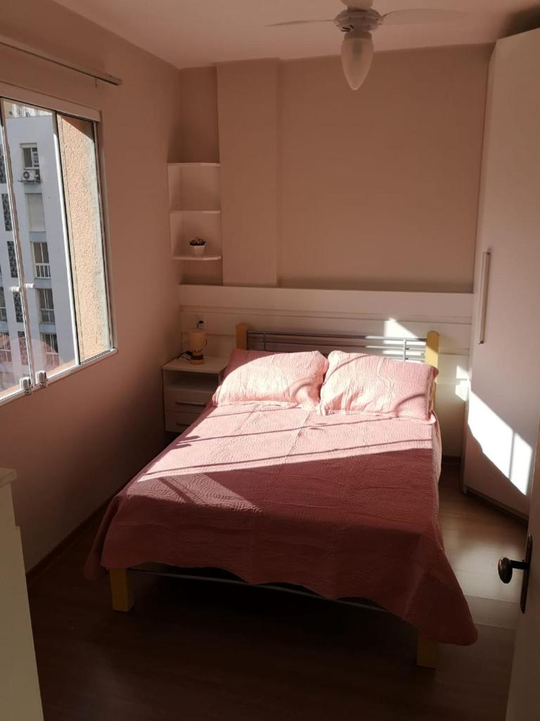 Ensolarado e espaçoso quarto/sala no coração de POA photo 3
