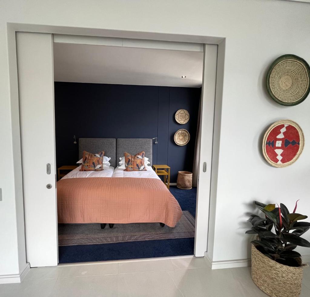#1103 Cartwright - Oasis on Adderley