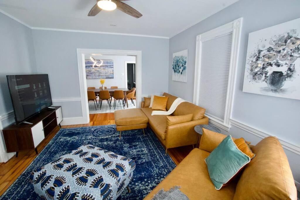 Cozy Large House near Moody St, Bentley, Brandeis image
