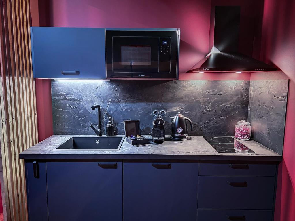 Suite Privative Rouge baiser - Spa & Jacuzzi - Love Room à Saint Etienne photo 3