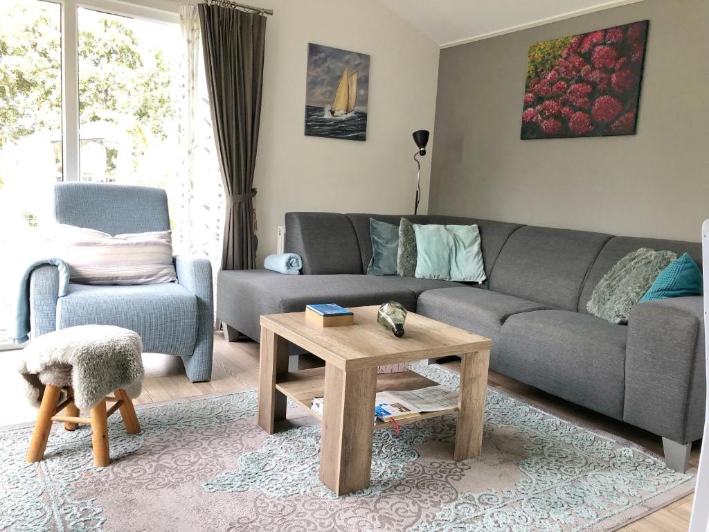 Chalet 511 op Recreatiepark De Wielen photo 2