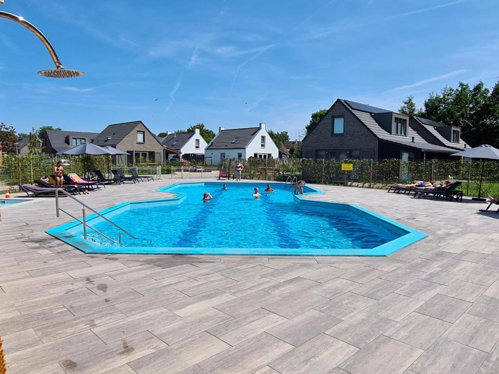 Chalet 553 op Recreatiepark De Wielen photo 3