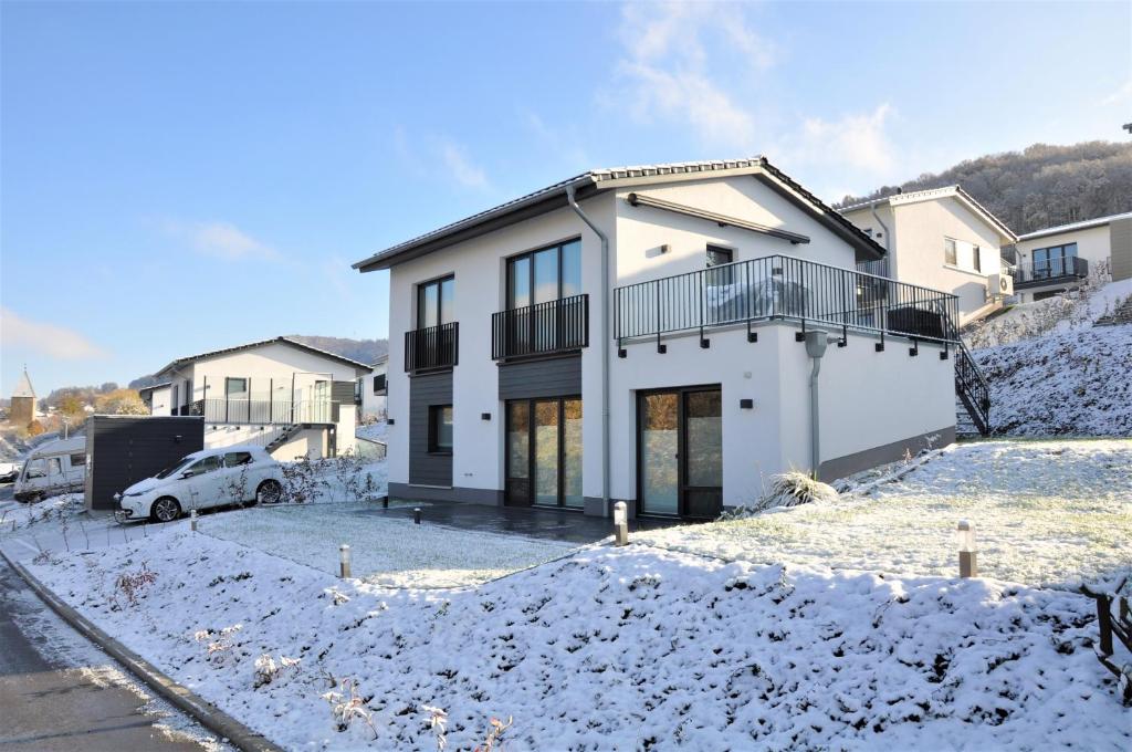 Ferienhaus direkt am Diemelsee-Heringhausen-Willingen-Toplage-Sauna-3 Schlafzimmer-2 Terrassen-109 qm-incl Wäsche photo 1