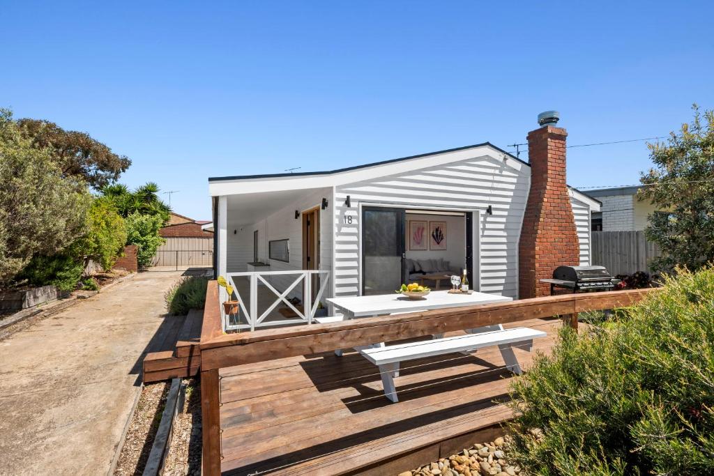 Sunset Shack - Sleeps 6 - Dog friendly! photo 4
