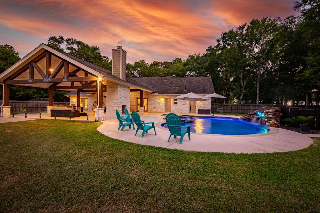 2 King Suites with Private Pool and Spa, Texas-Sized Covered Patio and Outdoor Kitchen and BBQ image