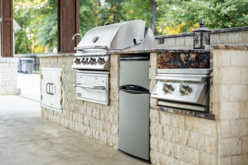 2 King Suites with Private Pool and Spa, Texas-Sized Covered Patio and Outdoor Kitchen and BBQ photo 2