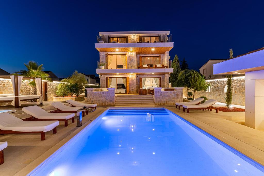 Villa Nena with heated pool, jacuzzi and sauna photo 1