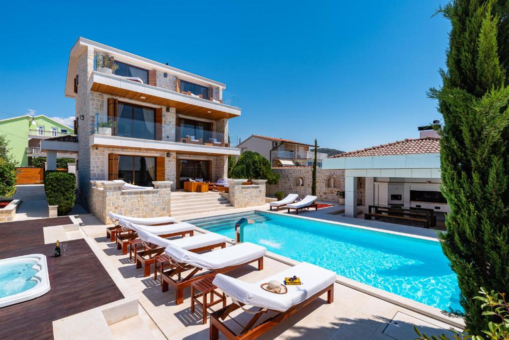 Villa Nena with heated pool, jacuzzi and sauna photo 2