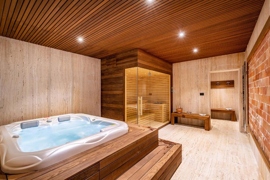 Villa Nena with heated pool, jacuzzi and sauna photo 3