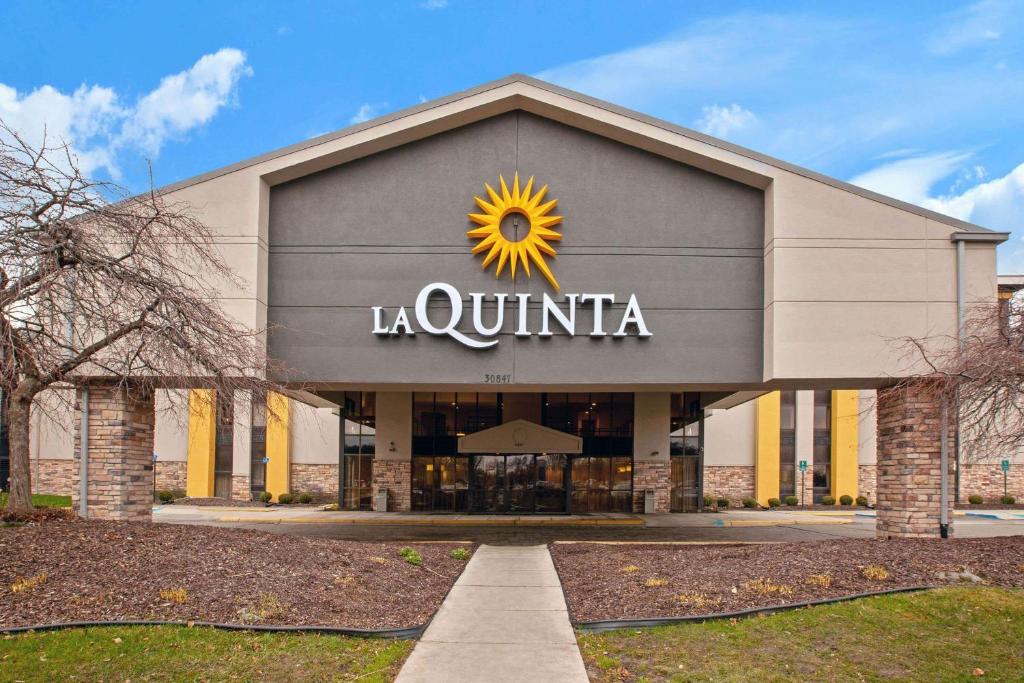 La Quinta Inn & Suites by Wyndham Detroit Metro Airport photo 1