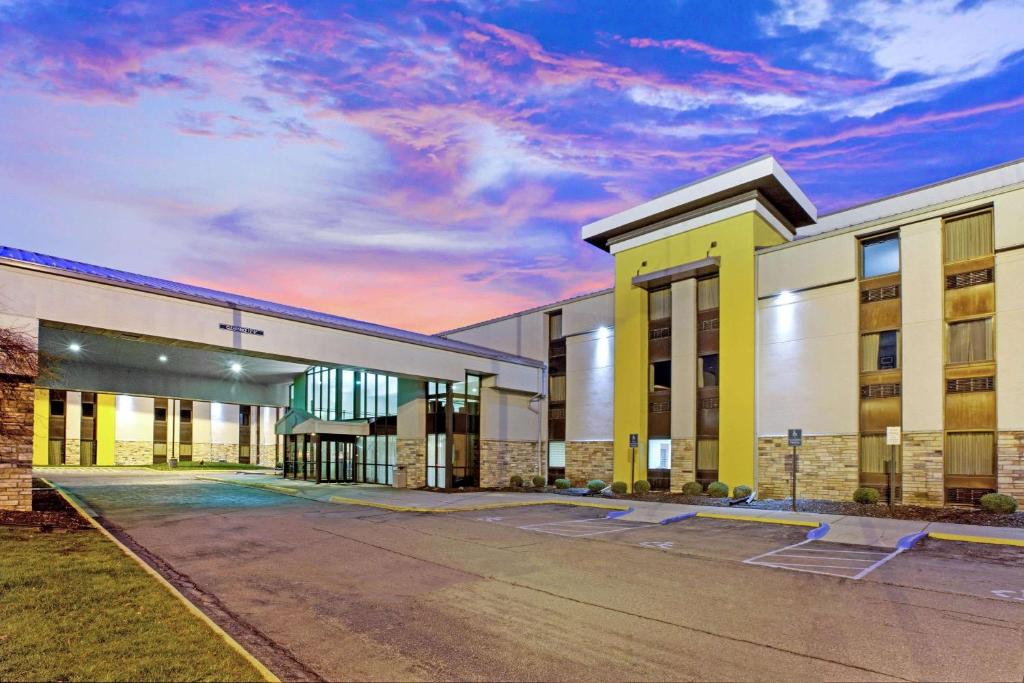 La Quinta Inn & Suites by Wyndham Detroit Metro Airport photo 3