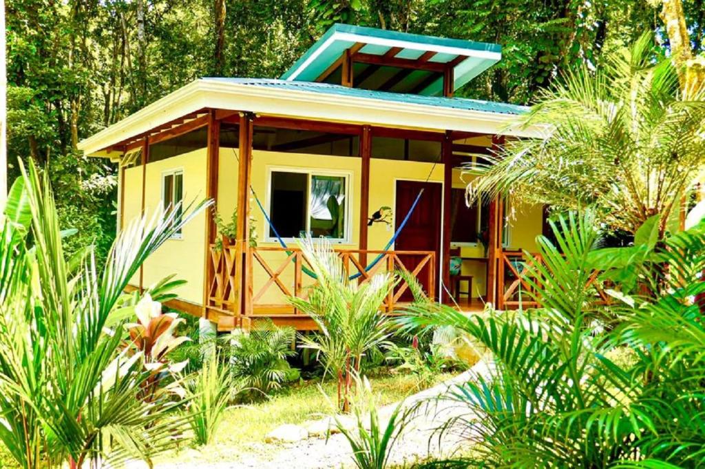 Peace Garden Spacious Bungalows- a walk to the beach photo 4