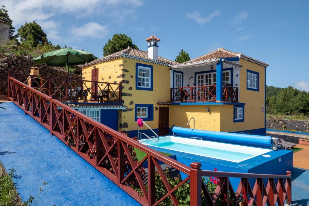 CASA ALBA, casa rústica en la colina con piscina-spa climatizada y vistas al mar