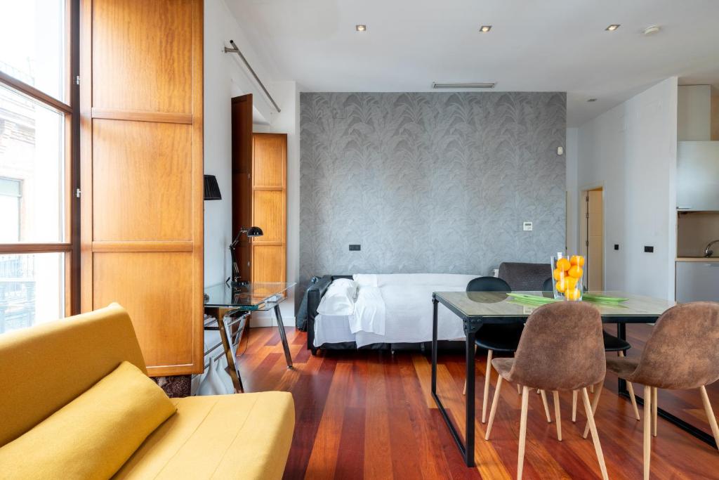 SevilleBnB Group- Cathedral Apartment, 2nd Floor - Tap to explore photos