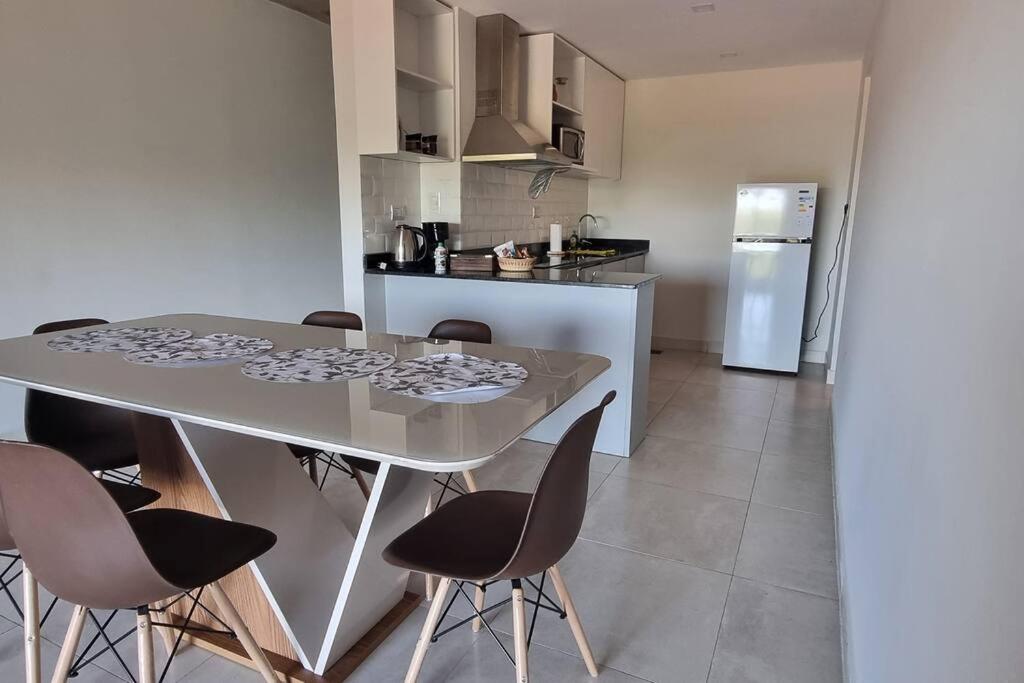 Cómodo apartamento nuevo, zona aeropuerto!