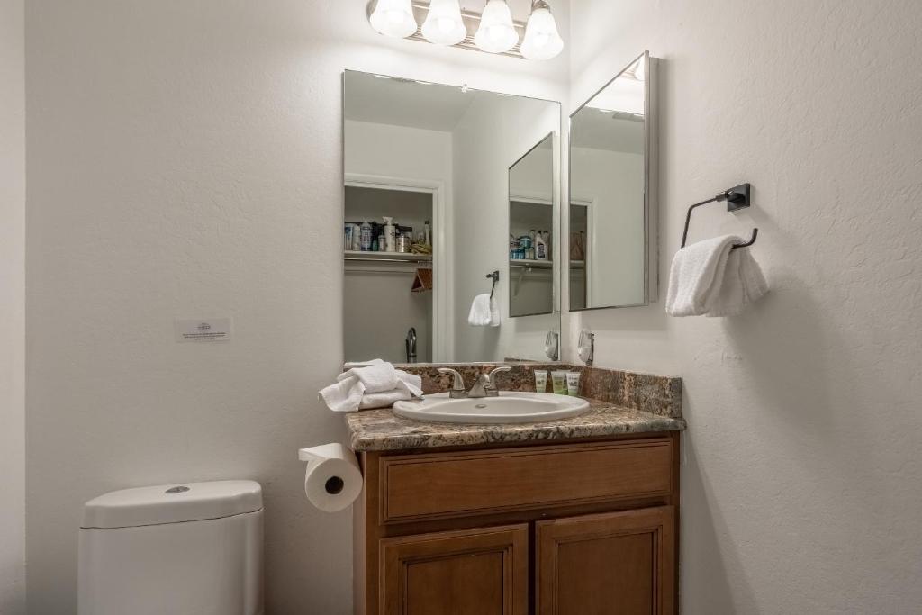 Horizons IV 180 New Luxurious Listing Fully Remodeled 2 Bedrm Plus Loft 2 and a half Bathrm Sleeps 8 photo 2