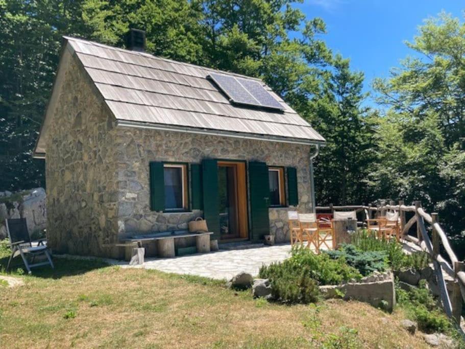 Planinska kuća na Velebitu, s pogledom na more