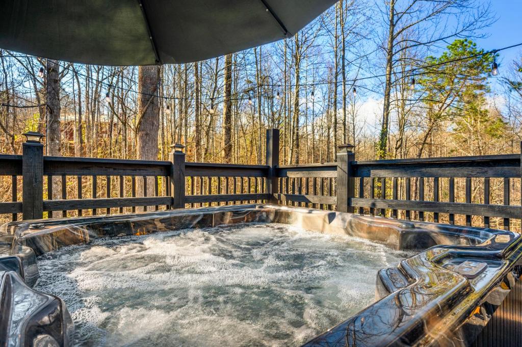 Smoky Bear BnB! Theater, Game Room, Hot Tub, Bar, 5Br 5Ba photo 2