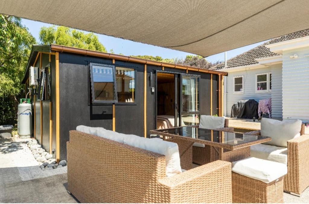 Stylish hideaway on High st Carterton photo 1