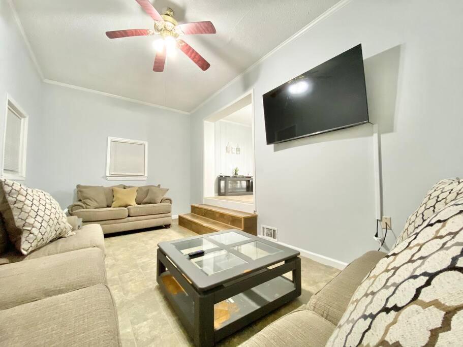 The Harrison Home - 3 Bedroom Gem - Smart Tvs photo 2