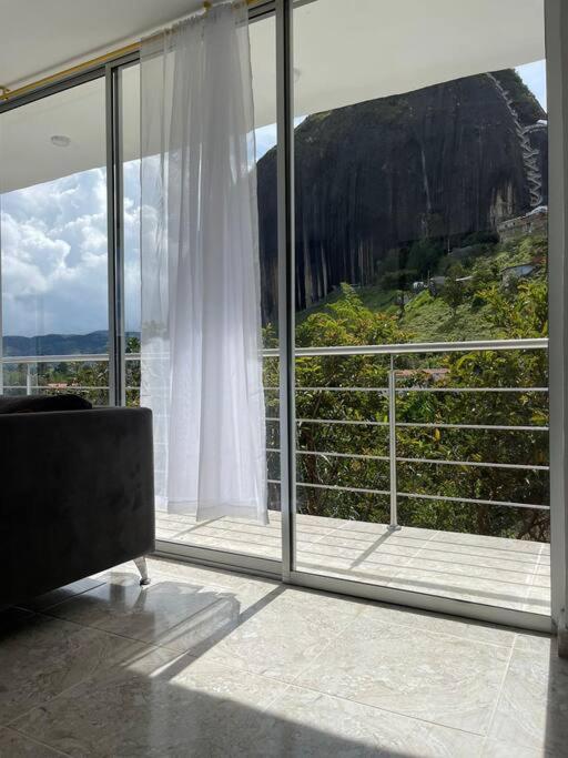 Linda casa con espectacular vista embalse y piedra photo 3