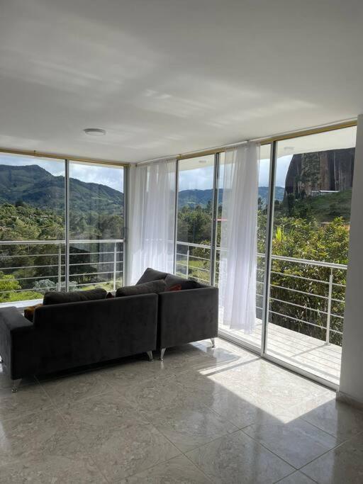 Linda casa con espectacular vista embalse y piedra photo 4