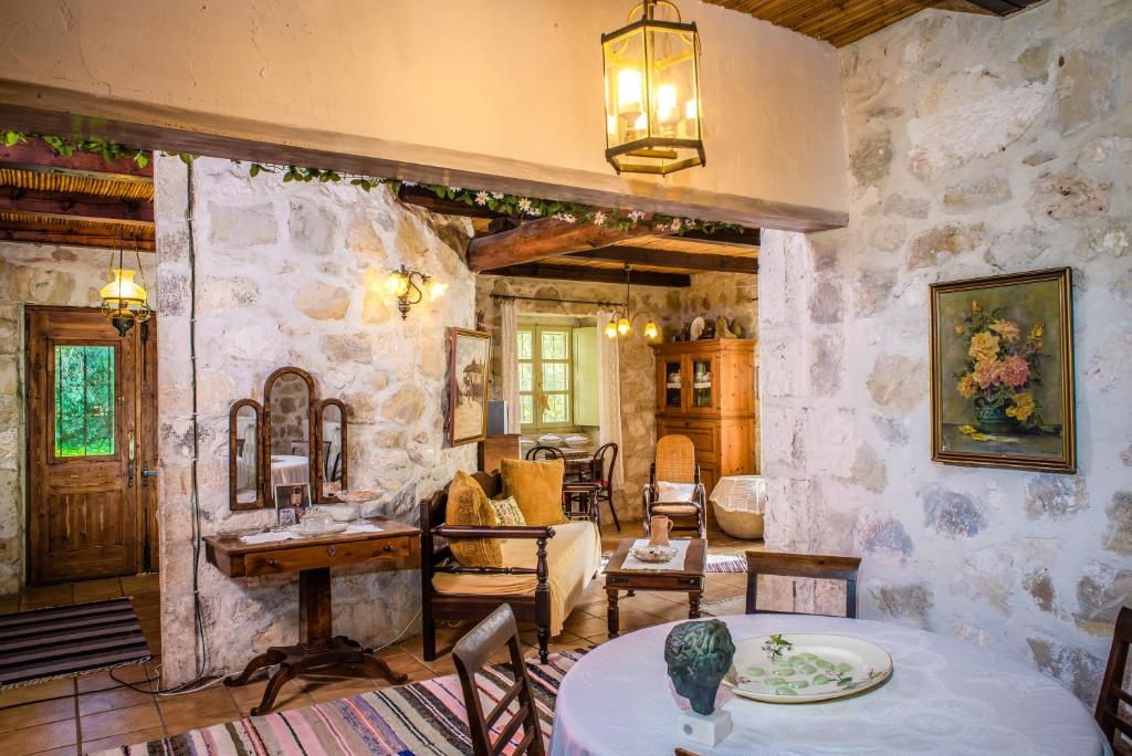 Jianni's Villa - Stone Villa in the Greenery!! photo 2