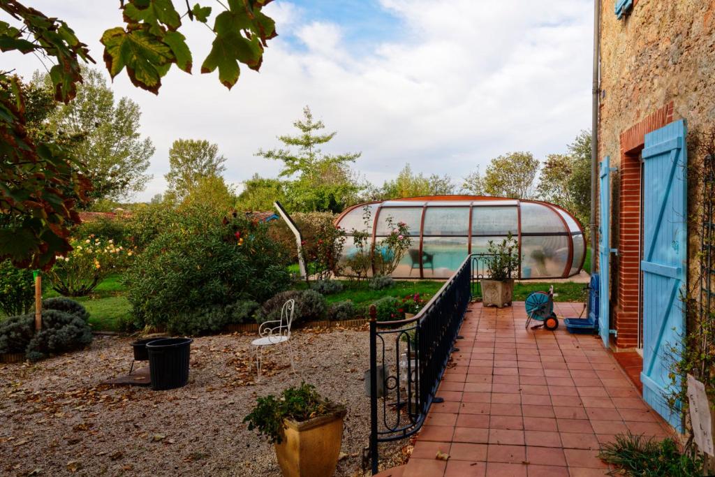 Appartement cosy avec piscine couverte, cadre verdoyant très paisible