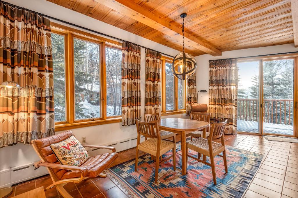 Cascade Village Area 5 bed 4 bath, Walk to lift! photo 3