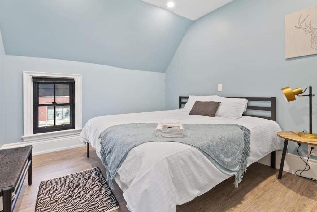 Bright and Spacious Condo in Downtown Collingwood 97043 photo 1