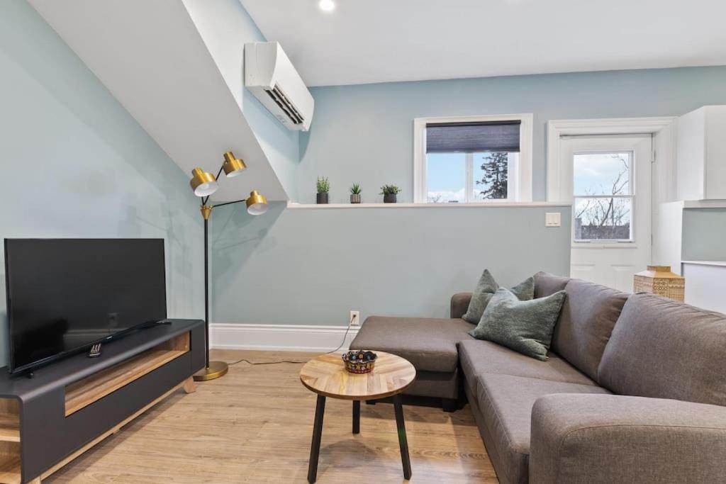 Bright and Spacious Condo in Downtown Collingwood 97043 photo 3