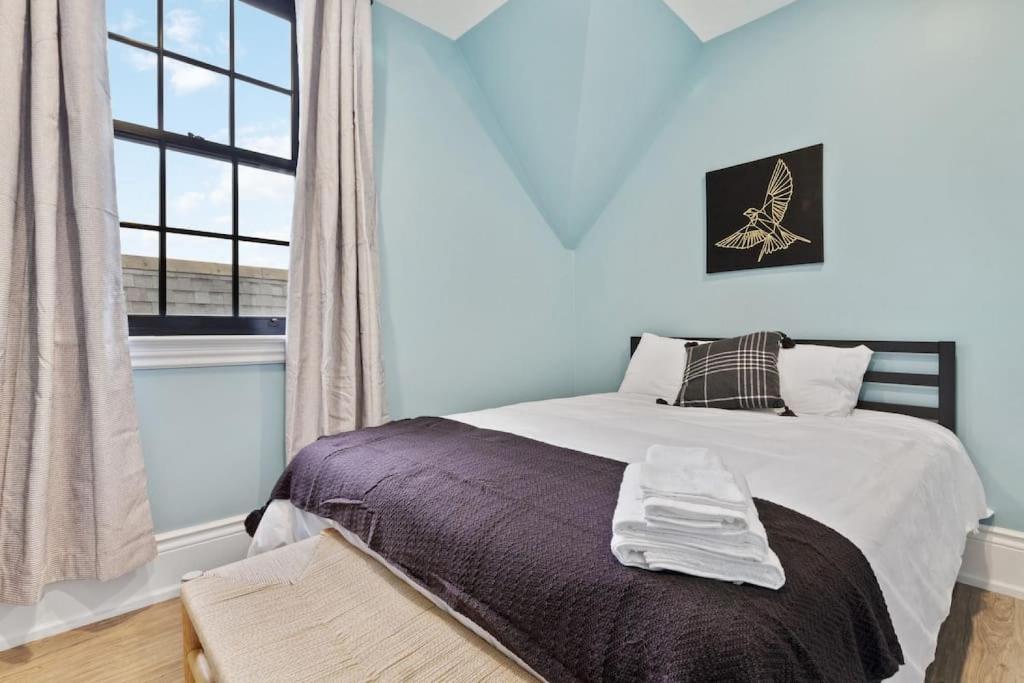 Luxury Contemporary Condo in Downtown Collingwood 97044 photo 1