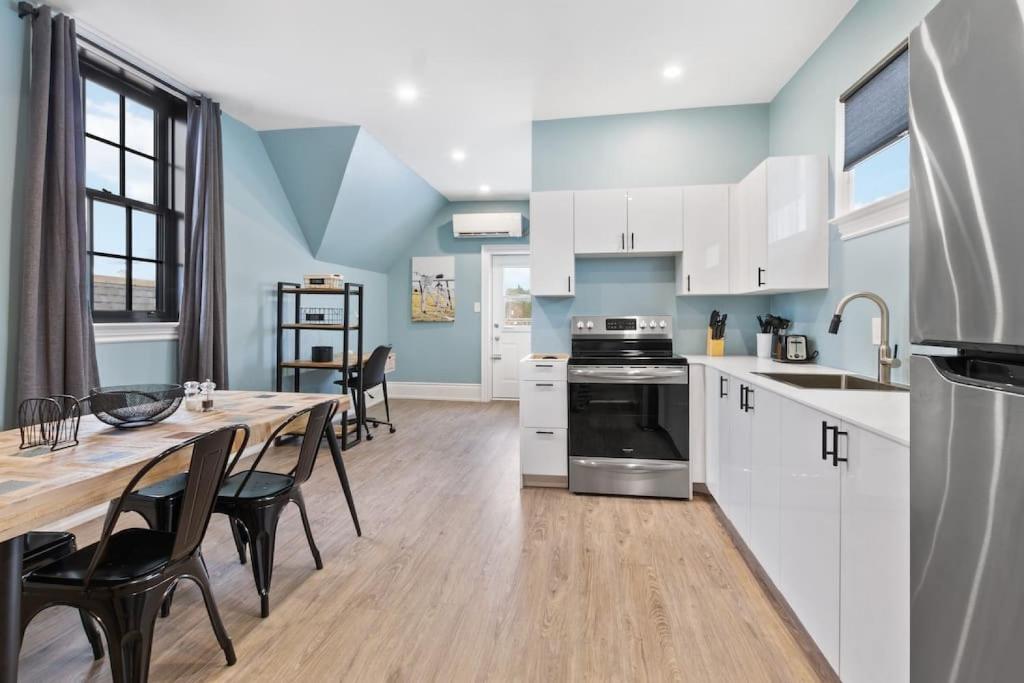 Luxury Contemporary Condo in Downtown Collingwood 97044 photo 2