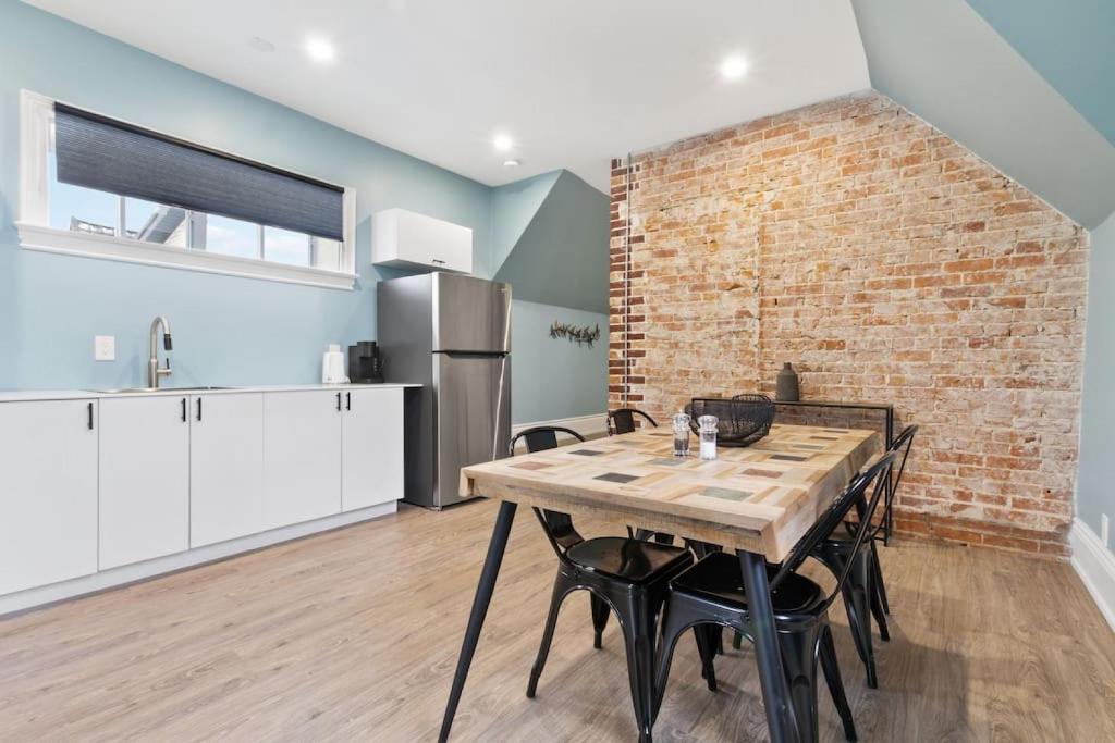 Luxury Contemporary Condo in Downtown Collingwood 97044 photo 3