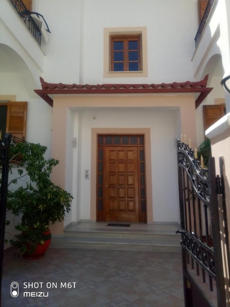 Delicatessen house photo 3