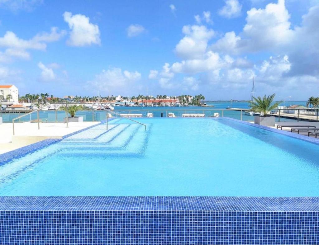 Stylish luxury condo, central location, ocean view, pool, gym