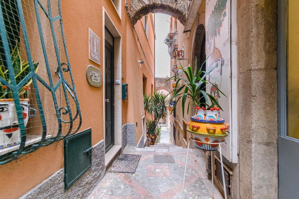 ELEGANT APARTMENT IN TAORMINA - Tap to explore photos