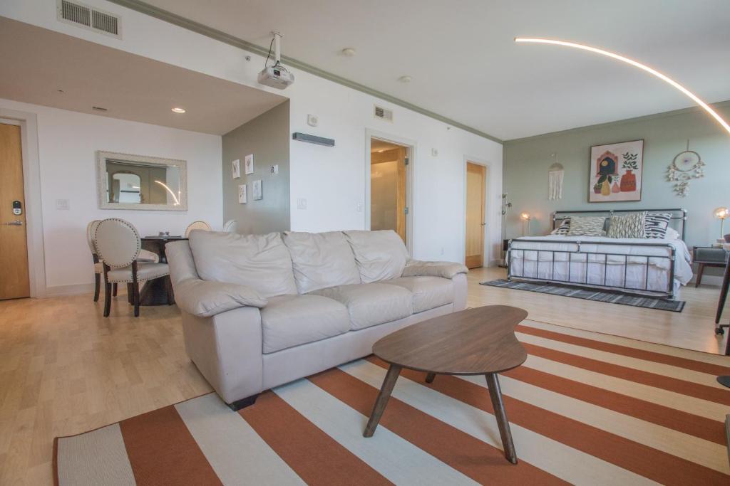 Designer Downtown Condo Suite - Splendid View photo 1