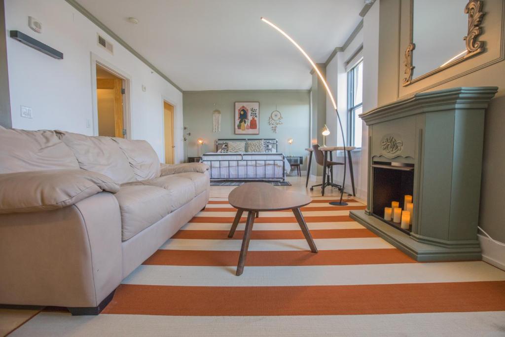 Designer Downtown Condo Suite - Splendid View photo 2