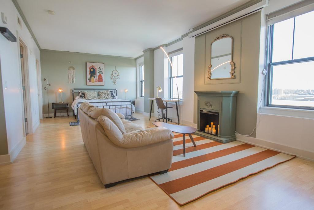 Designer Downtown Condo Suite - Splendid View photo 3